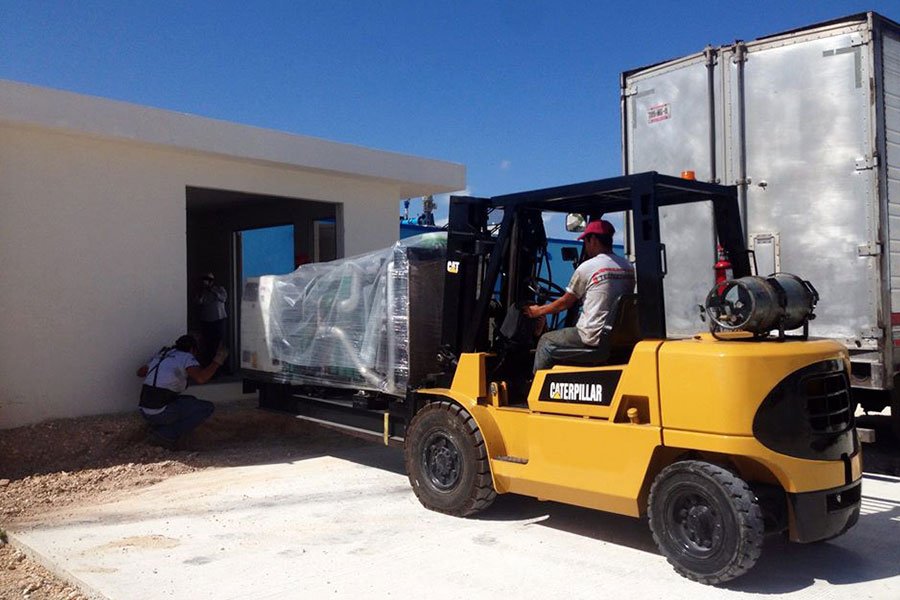 Maniobra-de-acomodo-de-planta-de-emergencia-con-montacargas-Caterpillar-GP40